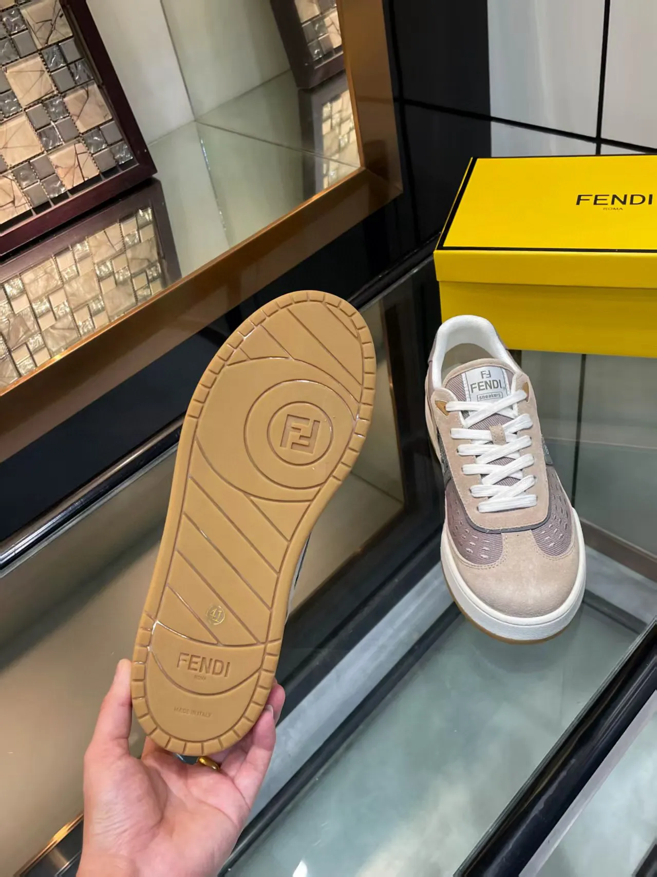 Factory price: 600💰Top version for couples Fendi 2025 New Year Hot Series [Couples👫Casual Sports Shoes] FD match Original Purchased One to One Reproduction The first sports shoe fendi match created by designer Kim Jones and Donkey Brand Trainer basketball sneakers, fresh blood injected with FF retro design Super good-looking and versatile, the upper is made of cowhide and cowhide splicing combination, with raised double F on the side The logo lining is made of terry velvet ✔️ Super soft on the feet, lightweight, comfortable to match with sweatshirts, Fabric: Cowhide ➕ Cow color matching, Outsole: Original open mold multi-color color matching sole, Packaging: Original full set of packaging, Size: Women's 35-40 / Men's 38-44, customized 45